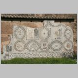 1555 ostia - regio i - insula iv - casa di bacco fanciullo (i,iv,3) - mosaik im hof.jpg